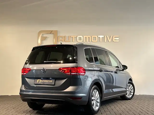 Volkswagen Touran view 3