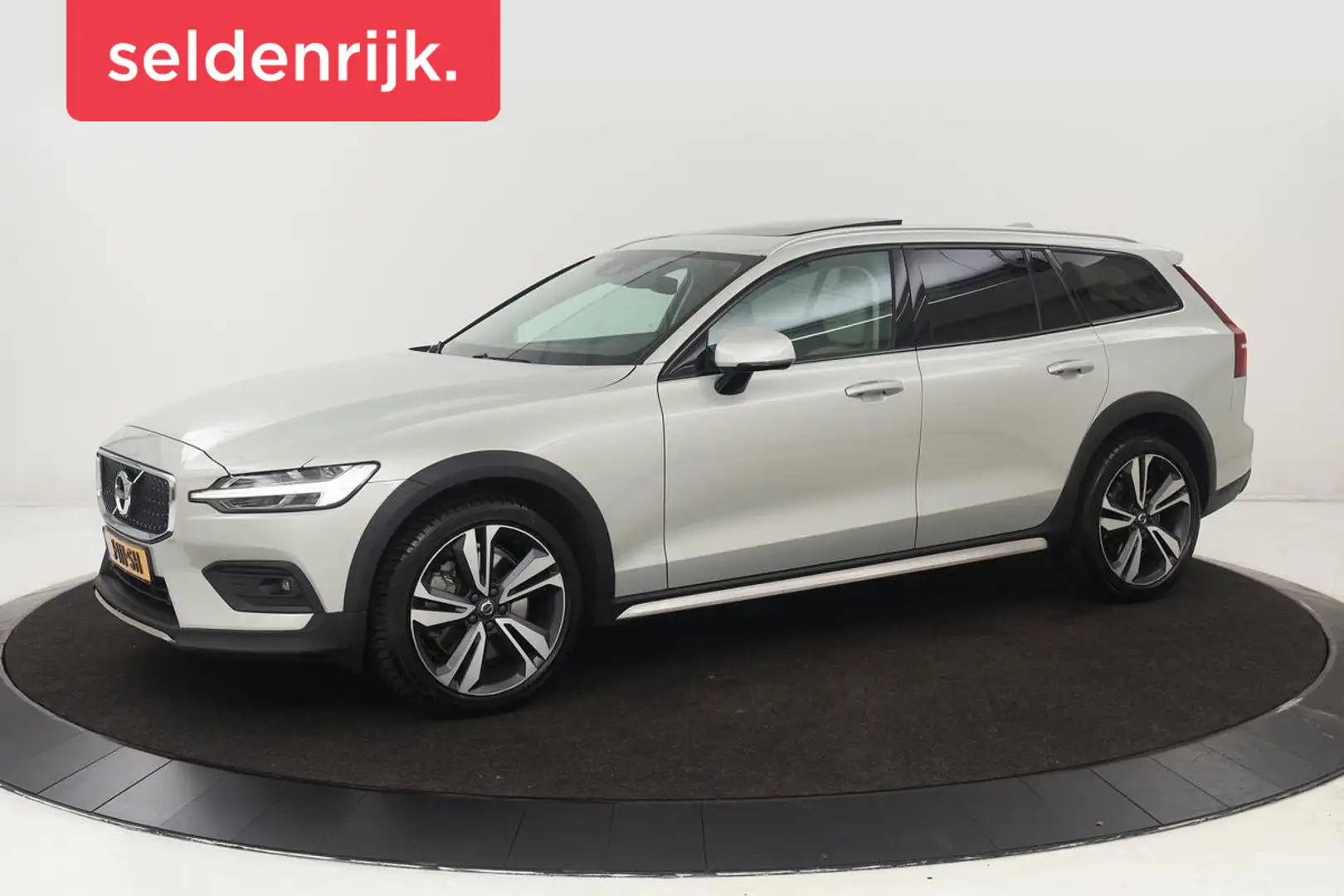 Volvo V60 Cross Country 2.0 B5 AWD Pro | Panoramadak | Leder | Stoel & stu Grijs - 1