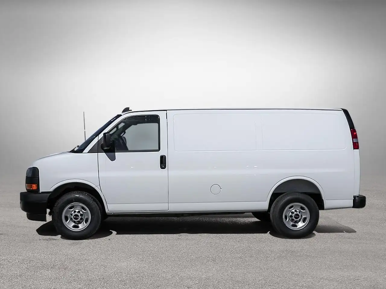 GMC Savana снимка GMC Savana