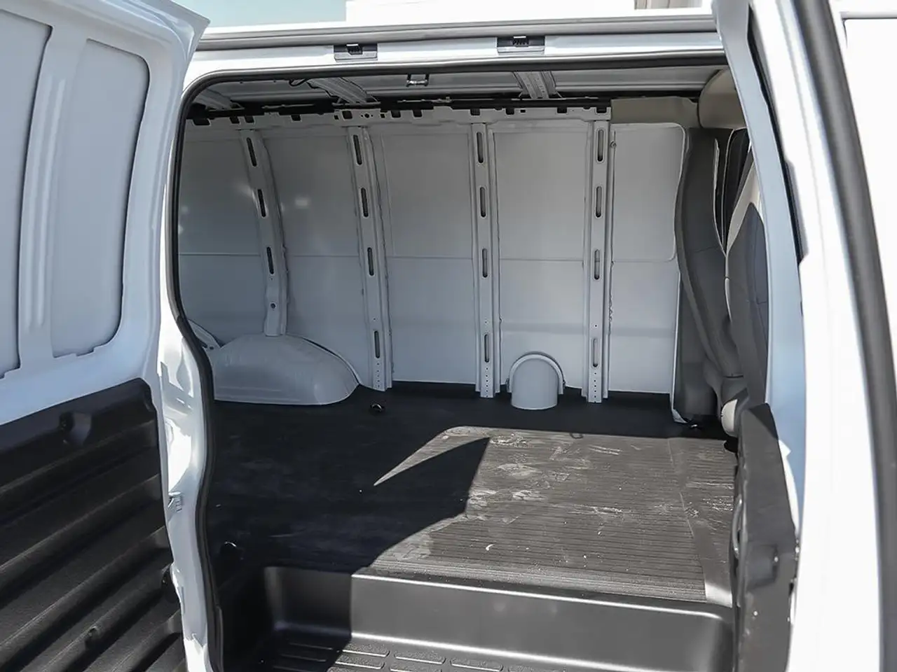 GMC Savana снимка GMC Savana