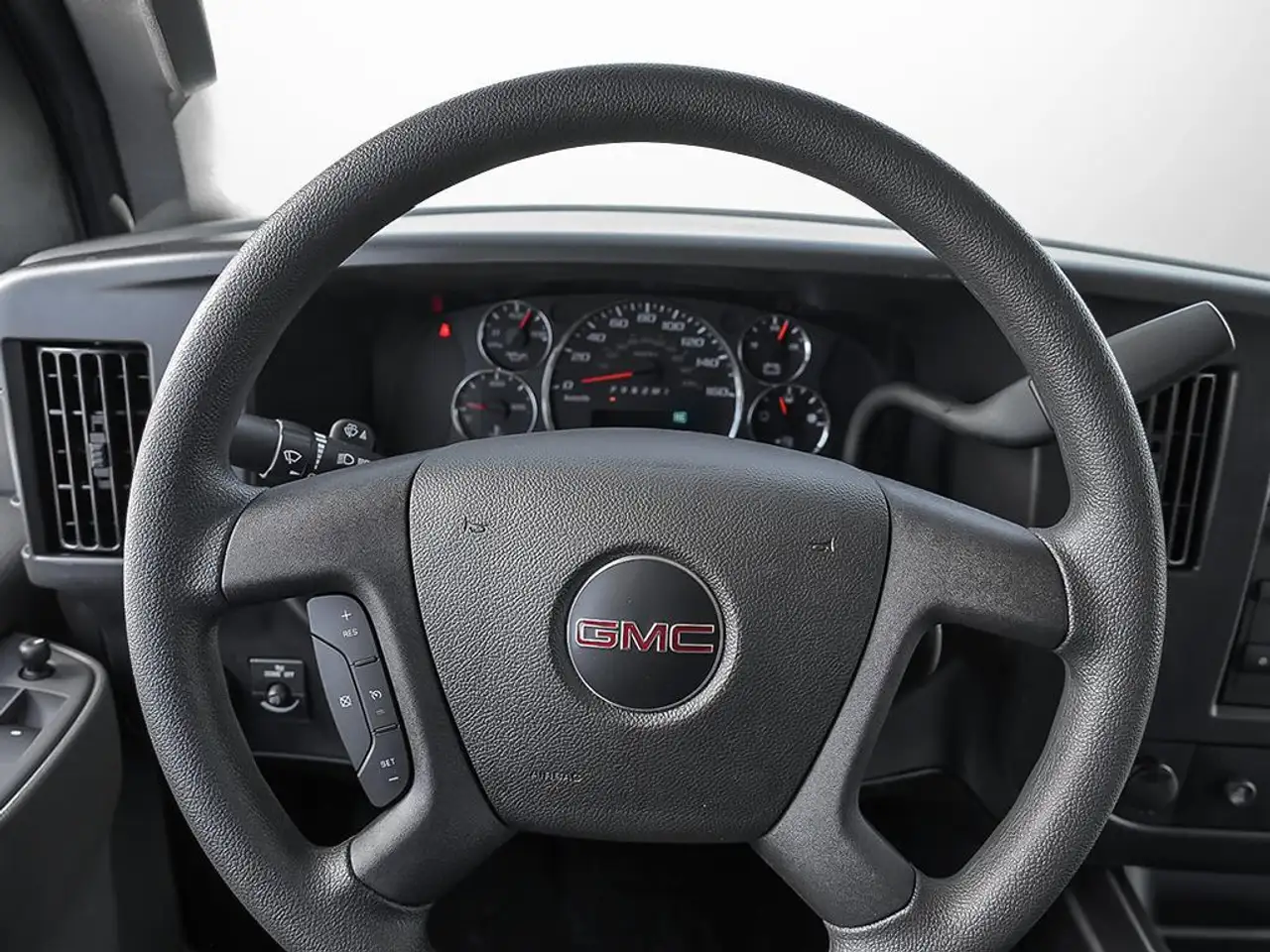 GMC Savana снимка GMC Savana