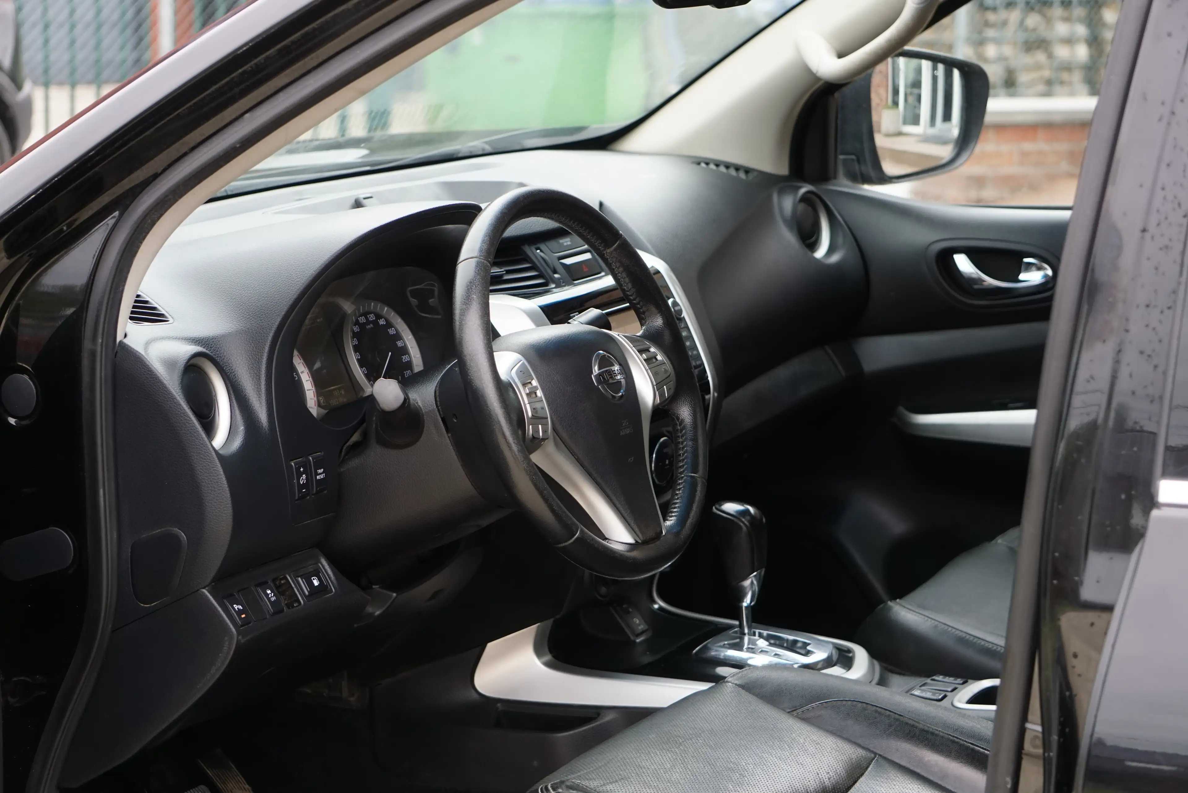 Nissan Navara 2.5 dCi 4x4 TVA-BTW RECUP HARDTOP AUTO NAVI CAM 6B — photo 7