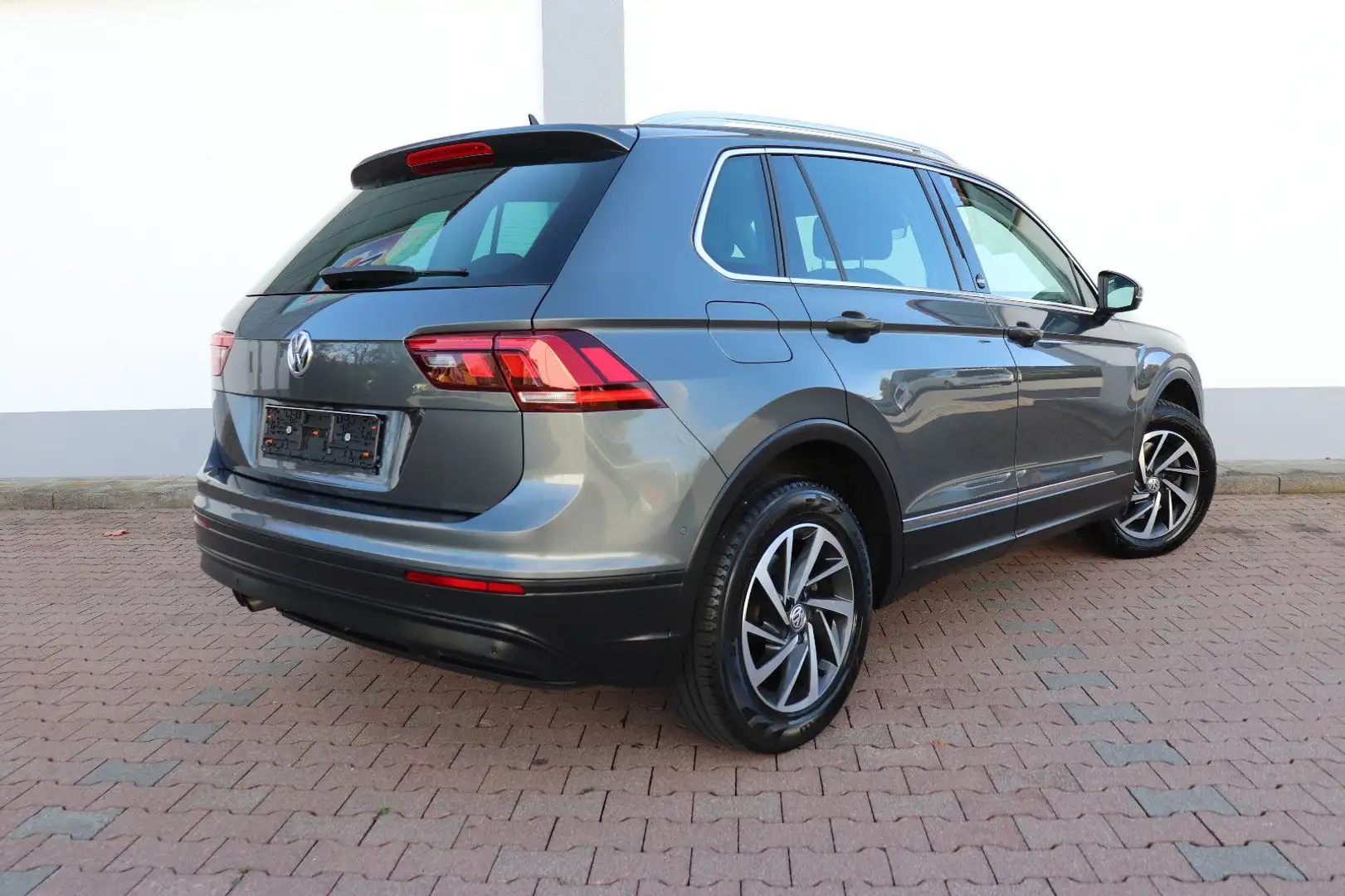 Volkswagen Tiguan TIGUAN 2.0TSI 7G-DSG 4MOT SOUND*ACC*VOLL-LED*AHK Gris - 2