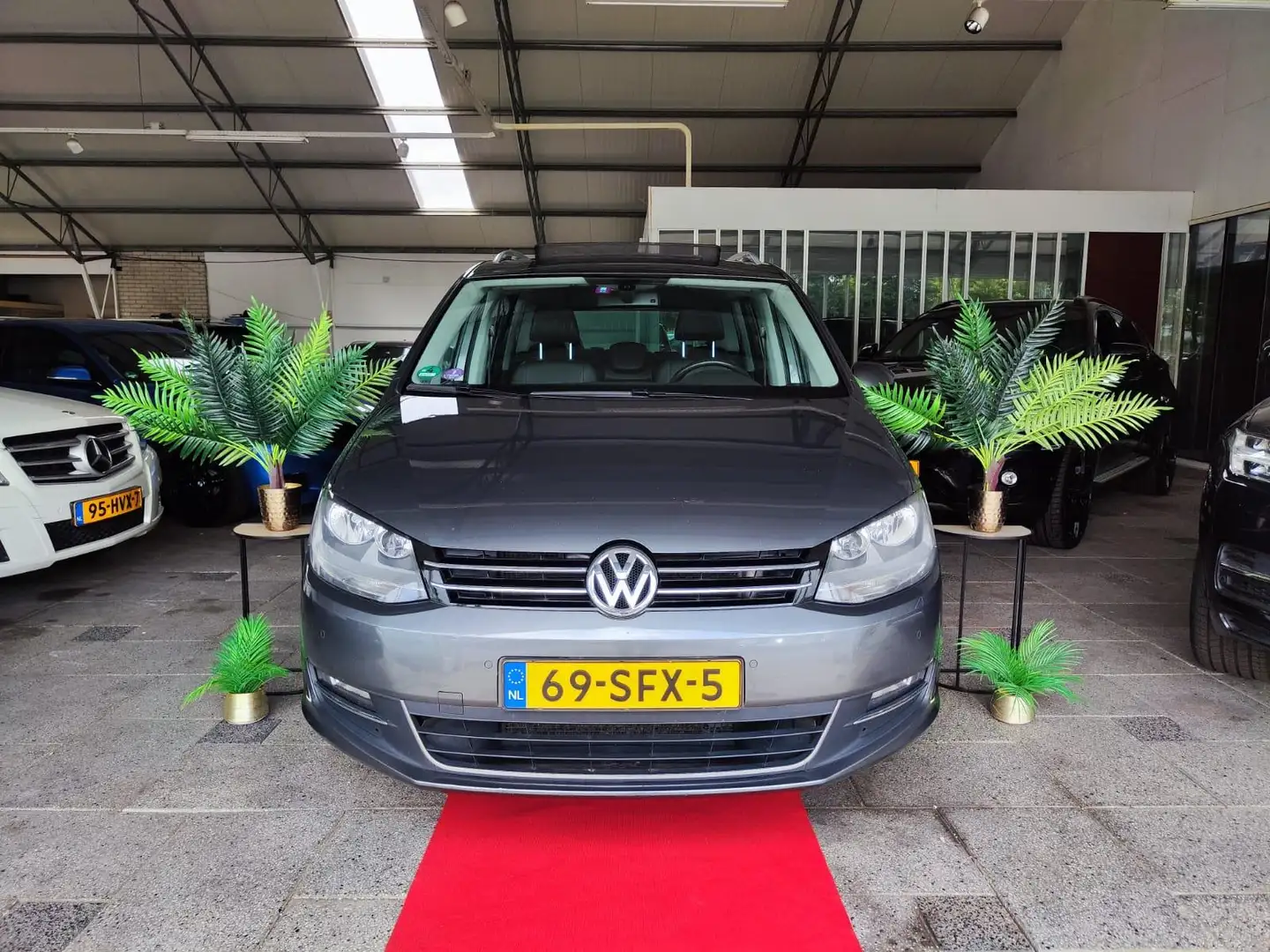 Volkswagen Sharan 2.0 TSI AUT Highline PANO 7P FULL 2011! Grijs - 1