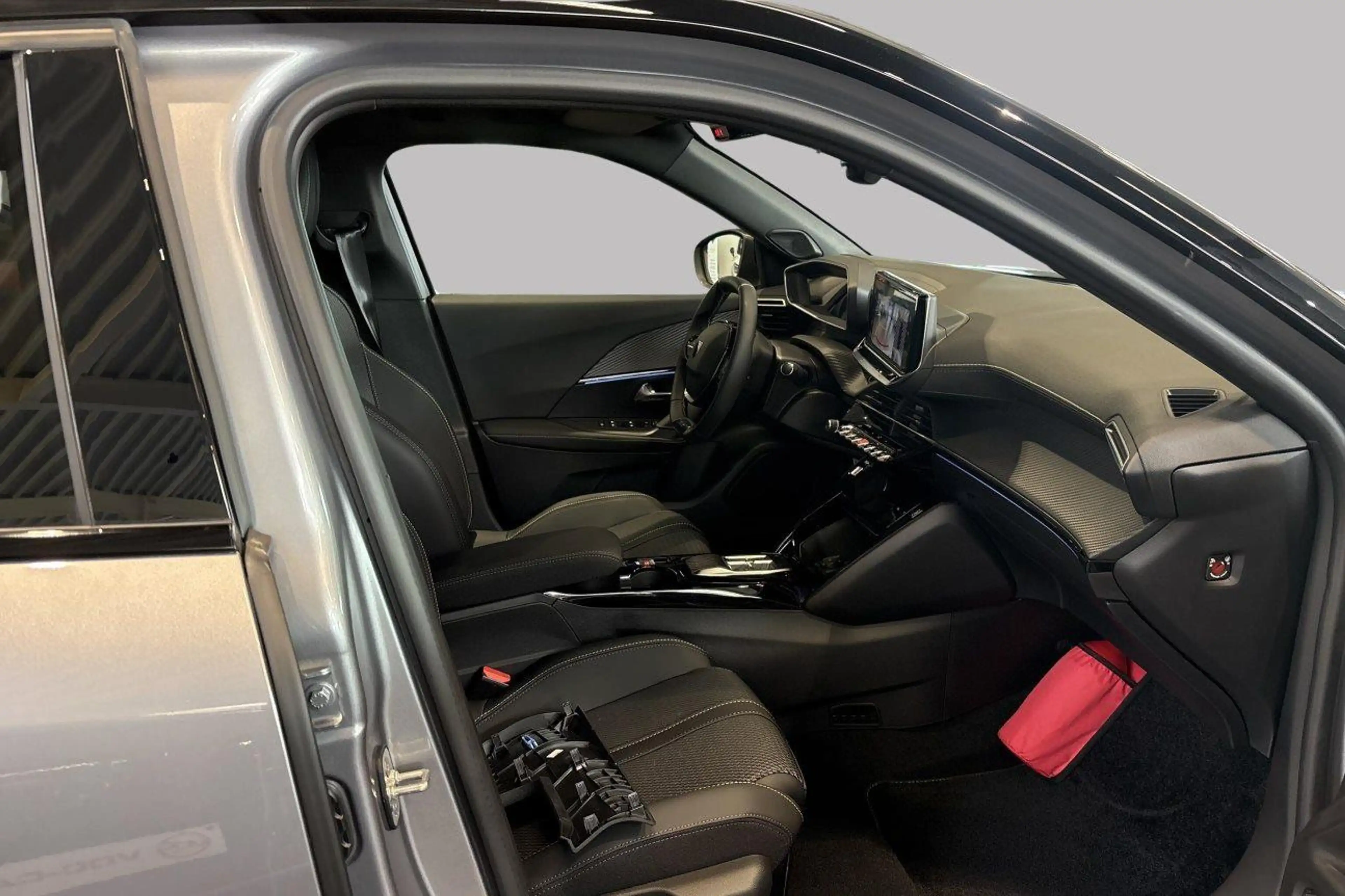 Peugeot 2008 GT — photo 8