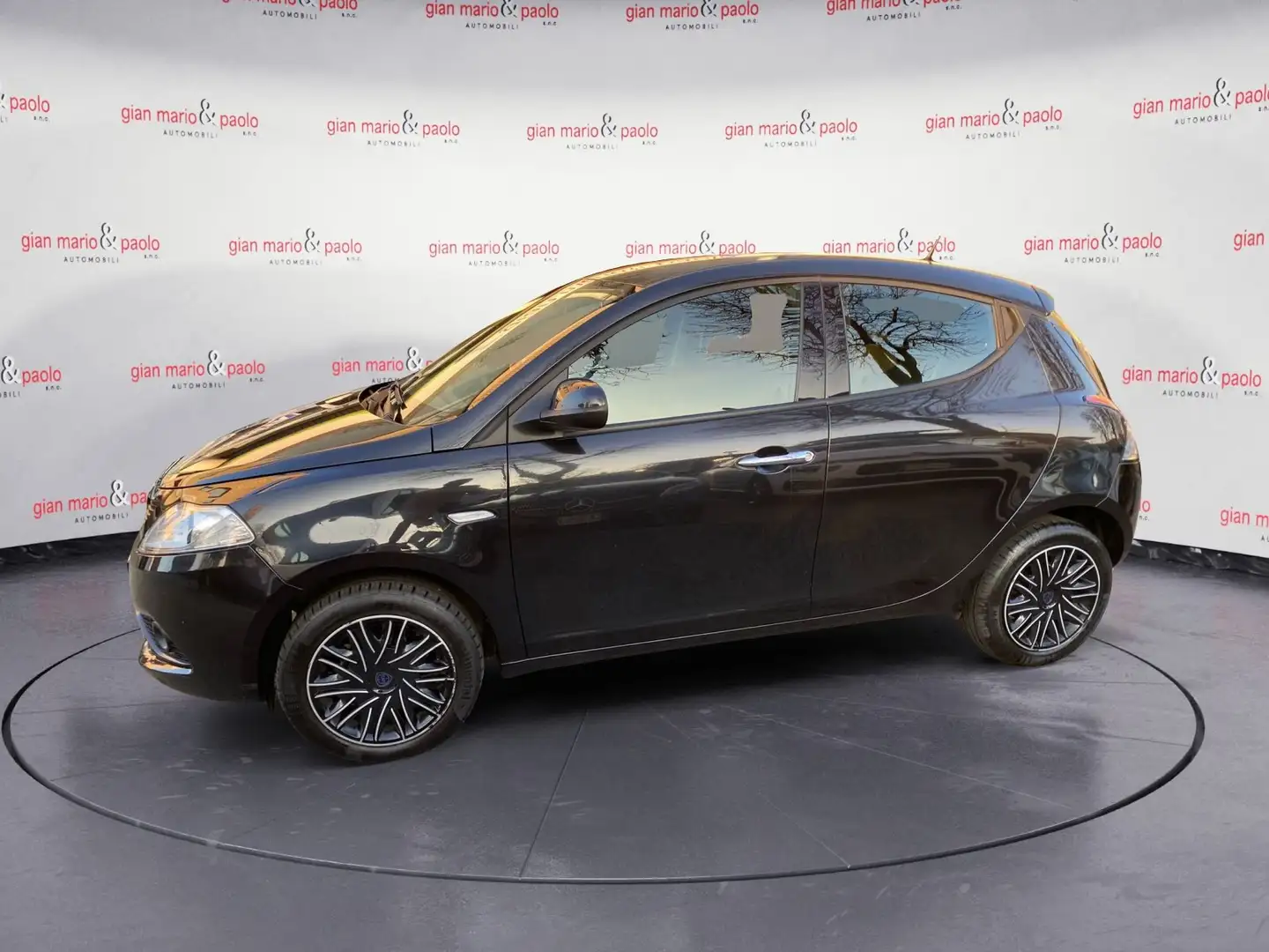 Lancia Ypsilon 1.2 69 CV 5 porte S&S Gold Schwarz - 2