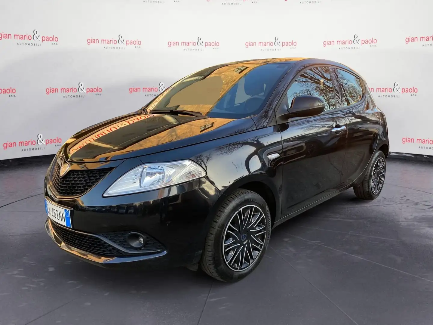 Lancia Ypsilon 1.2 69 CV 5 porte S&S Gold Schwarz - 1