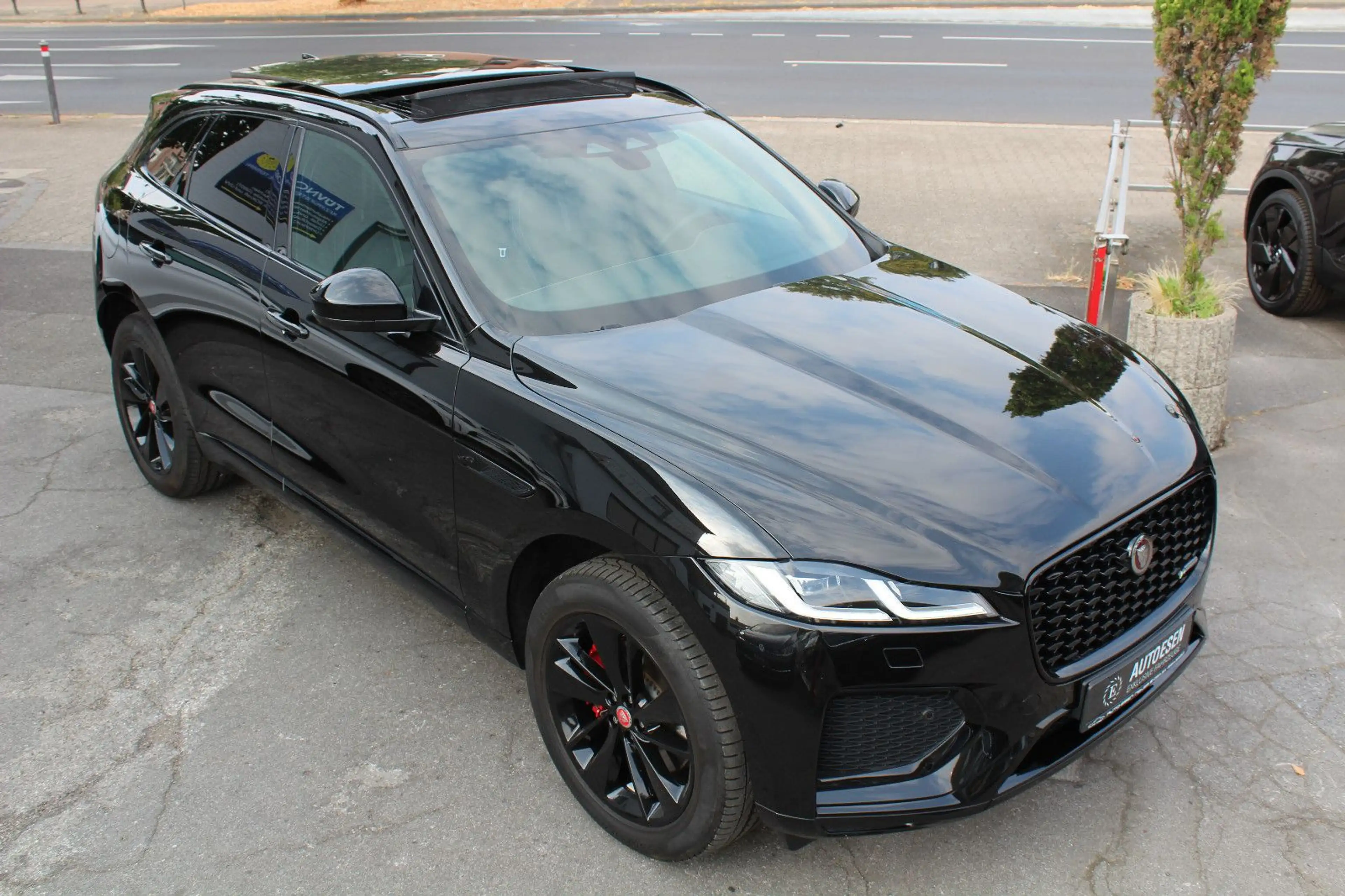 Jaguar F-Pace R-DYNAMIC BLACK+PANO+MERIDIAN+AHK+AMBIENT — photo 3