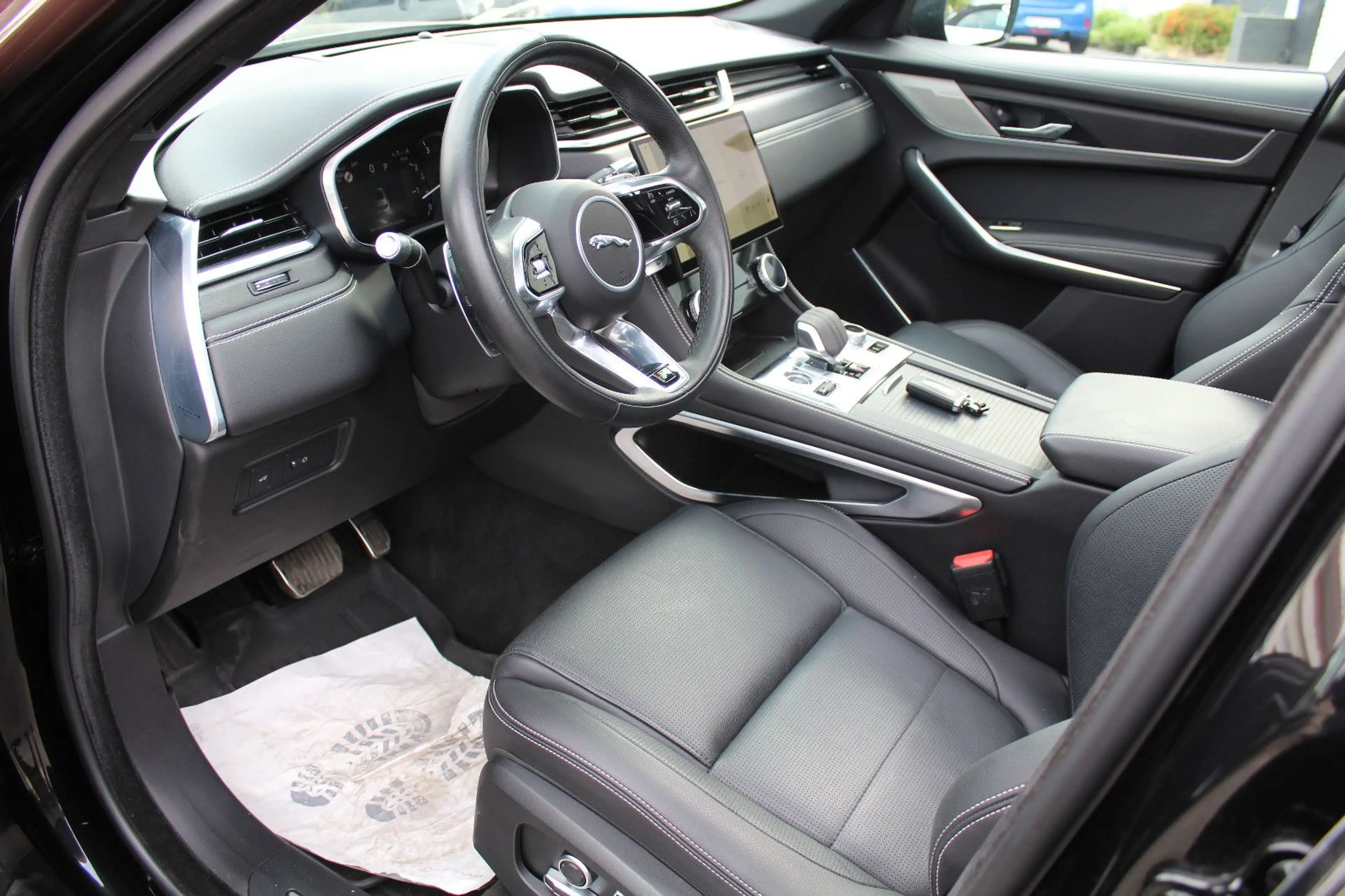 Jaguar F-Pace R-DYNAMIC BLACK+PANO+MERIDIAN+AHK+AMBIENT — photo 14