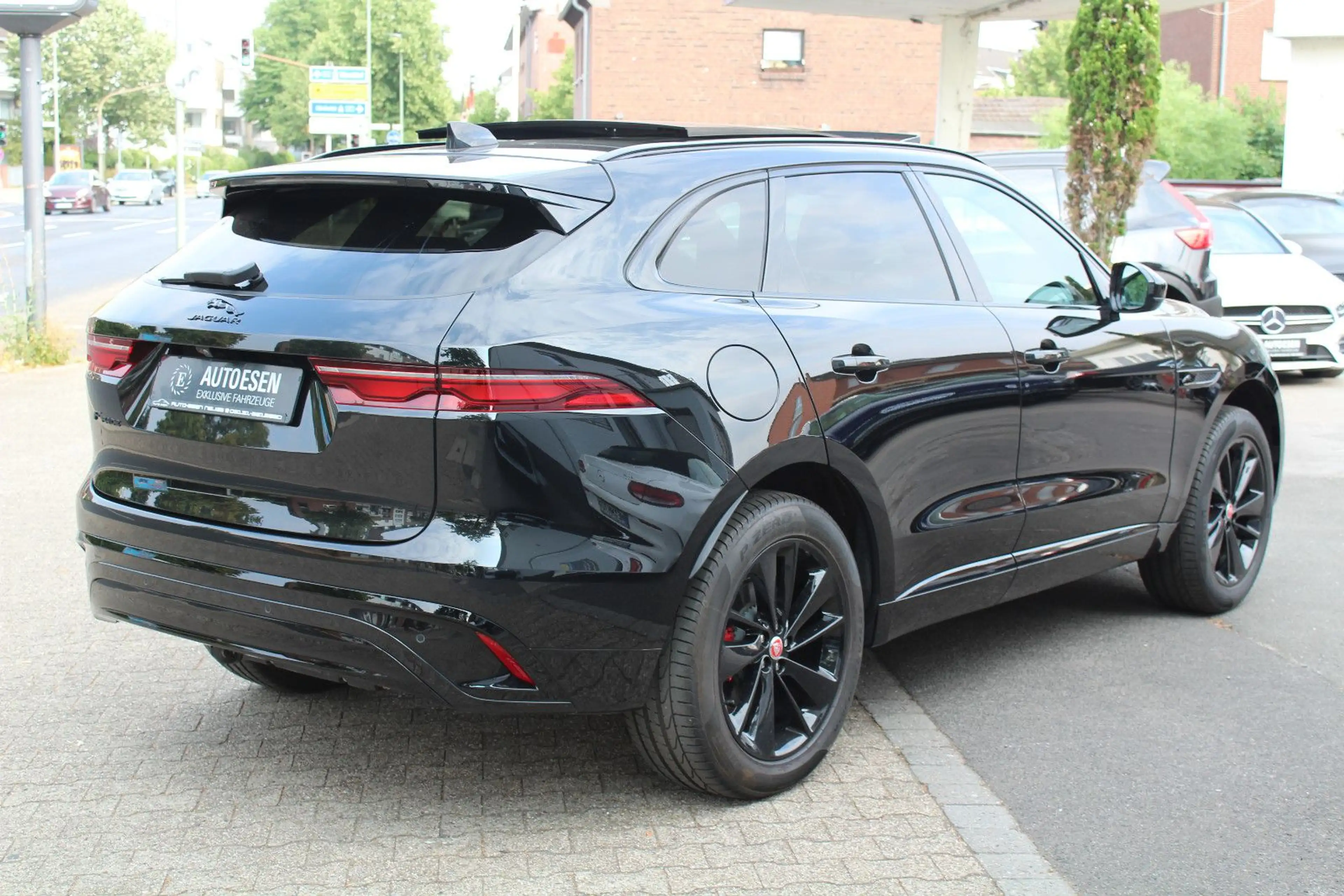 Jaguar F-Pace R-DYNAMIC BLACK+PANO+MERIDIAN+AHK+AMBIENT — photo 12
