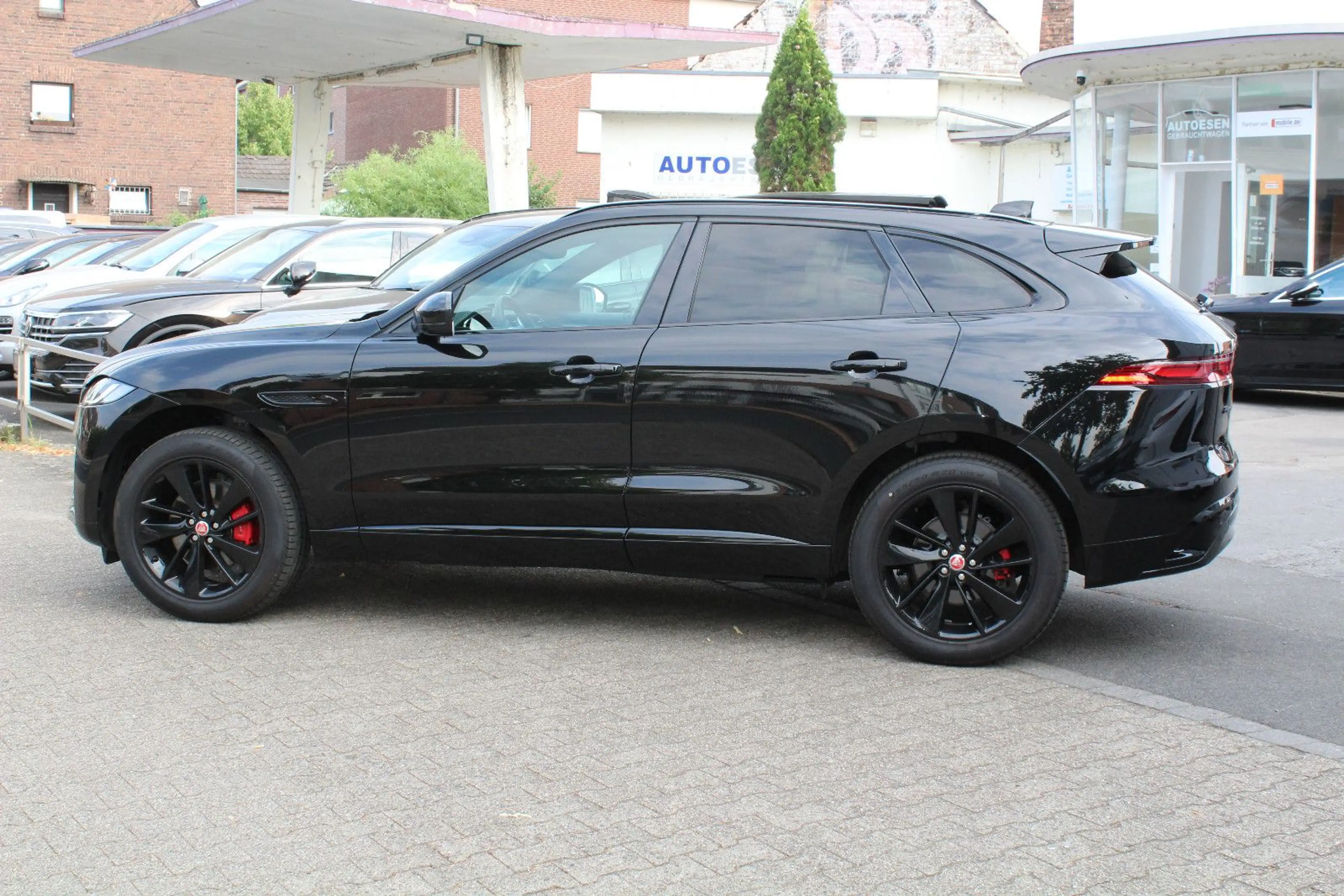 Jaguar F-Pace R-DYNAMIC BLACK+PANO+MERIDIAN+AHK+AMBIENT — photo 8