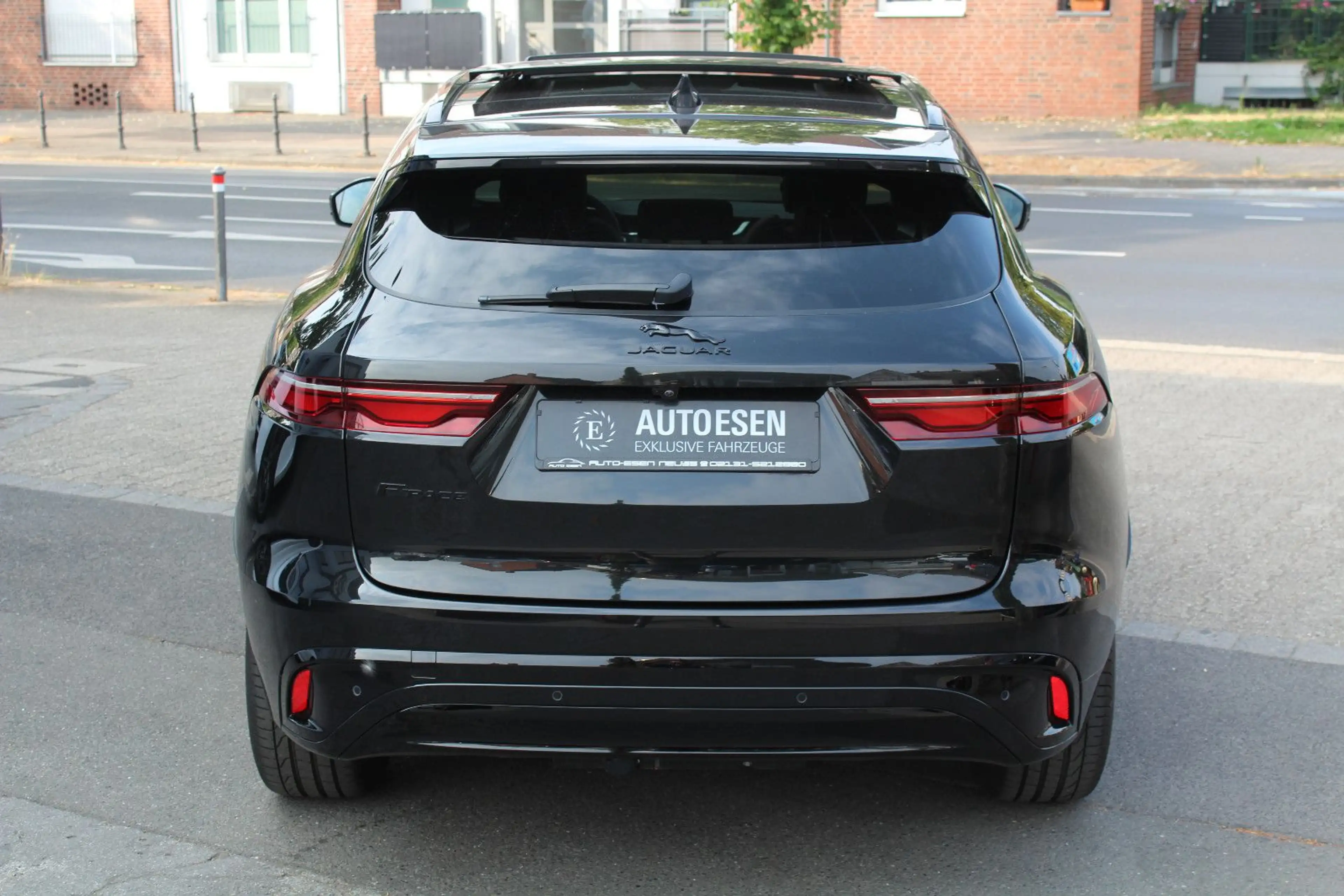 Jaguar F-Pace R-DYNAMIC BLACK+PANO+MERIDIAN+AHK+AMBIENT — photo 7
