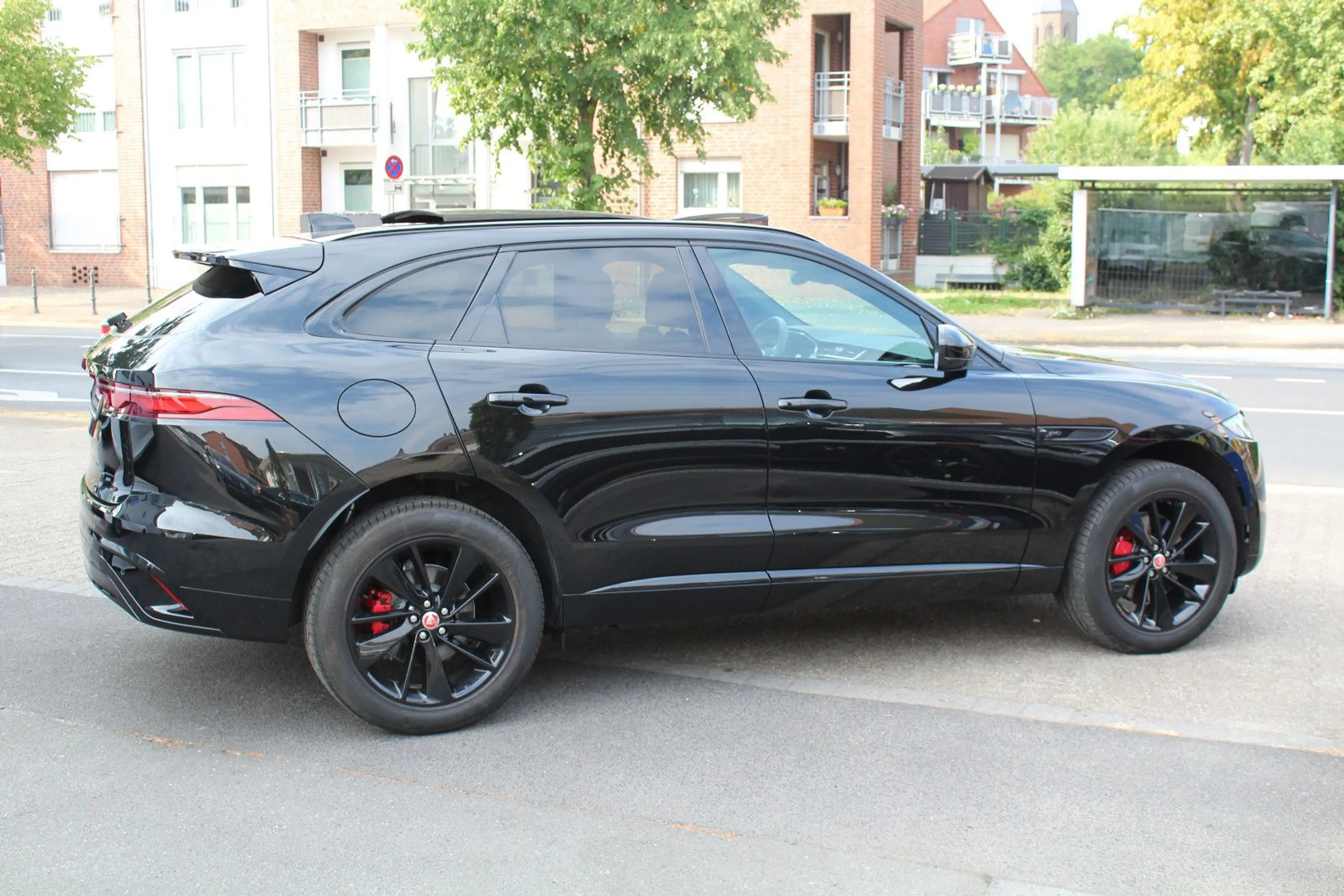Jaguar F-Pace R-DYNAMIC BLACK+PANO+MERIDIAN+AHK+AMBIENT — photo 10