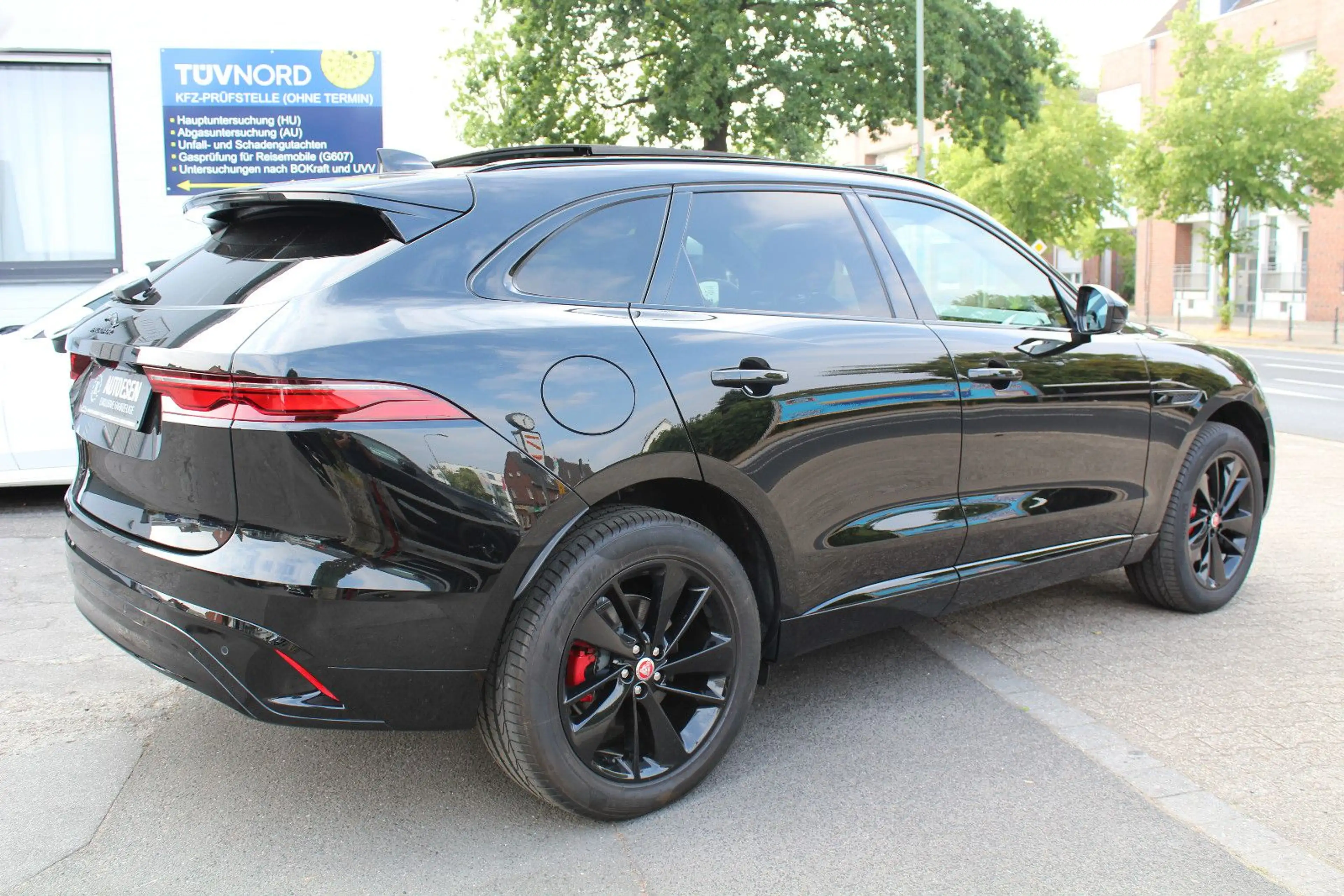Jaguar F-Pace R-DYNAMIC BLACK+PANO+MERIDIAN+AHK+AMBIENT — photo 6