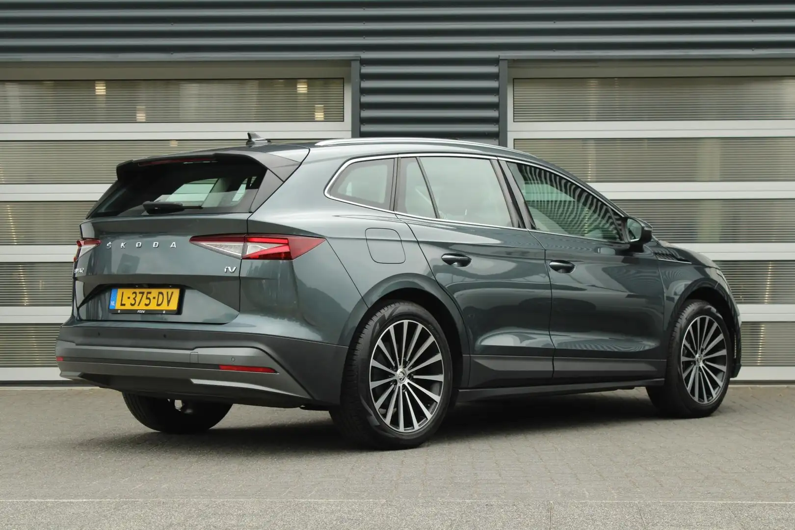 Skoda Enyaq 60 180pk | SoH 94% | Panoramadak | Stoel & Stuurve Grijs - 2