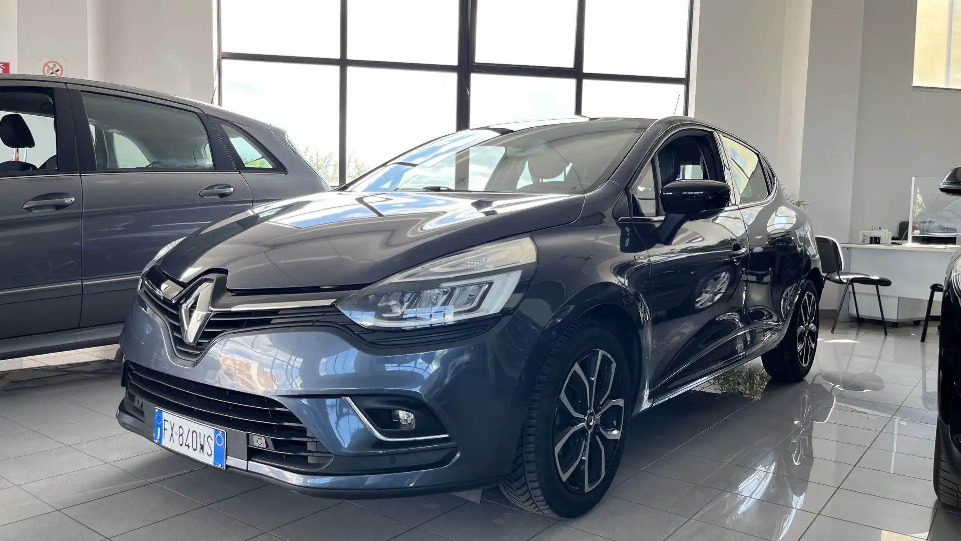 Renault Clio Clio IV 2017 0.9 tce Moschino Intens 75cv Grigio - 1