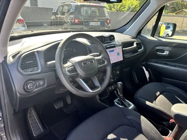 Jeep Renegade view 8
