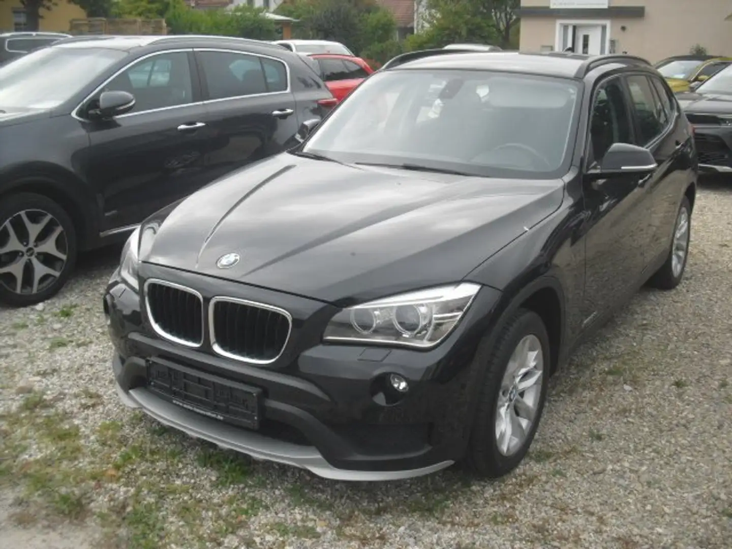 BMW X1 20 d xDrive Schwarz - 1