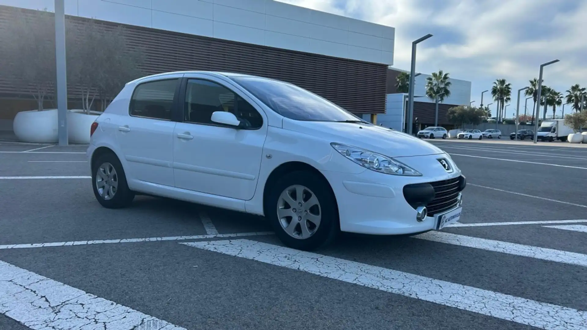 Peugeot 307 1.6i XR Clim Plus Blanco - 2