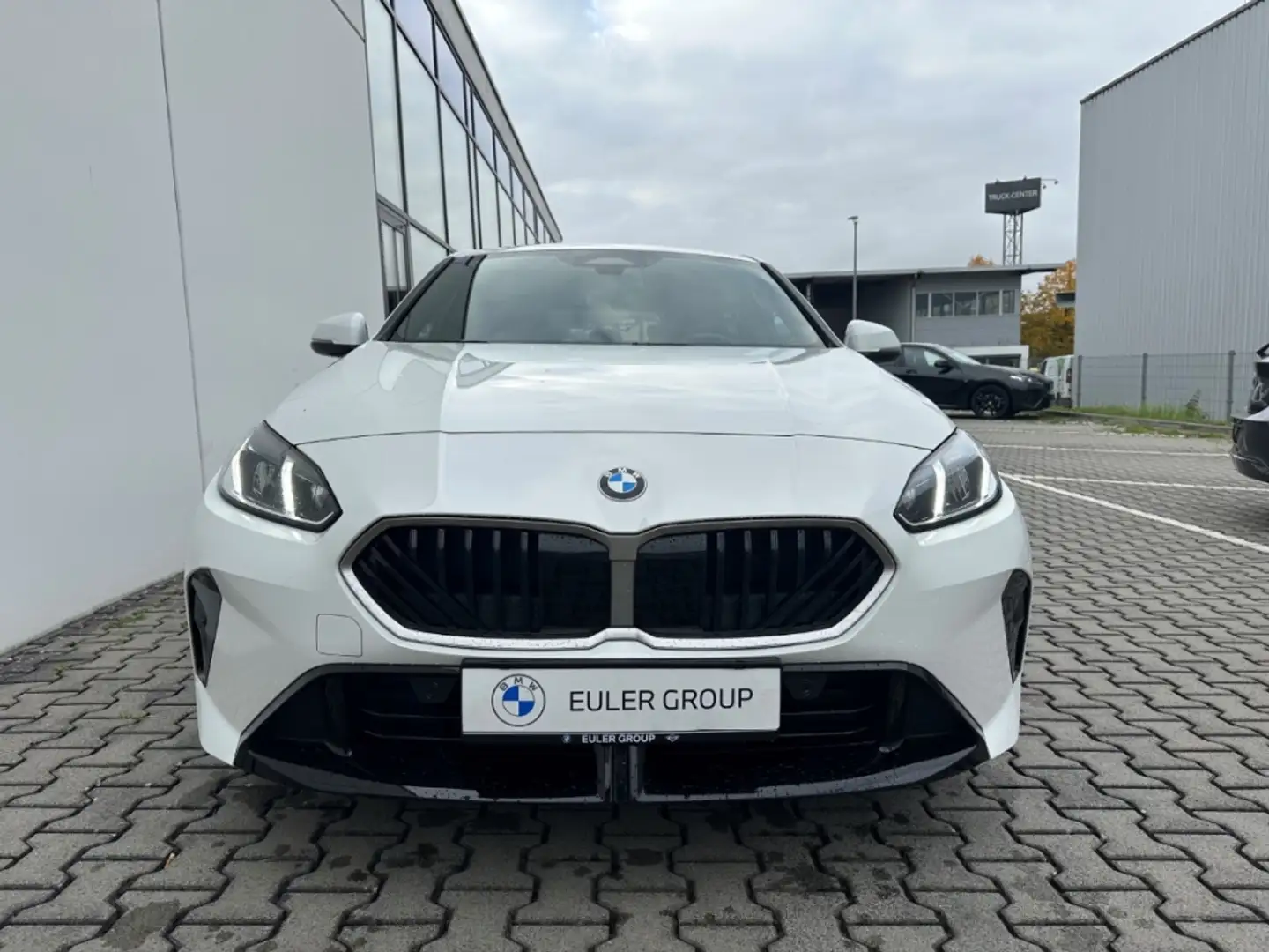 BMW 120 i M-Sport PRO Sommer19'' PANO H/K DA+ ParkAss Weiß - 2