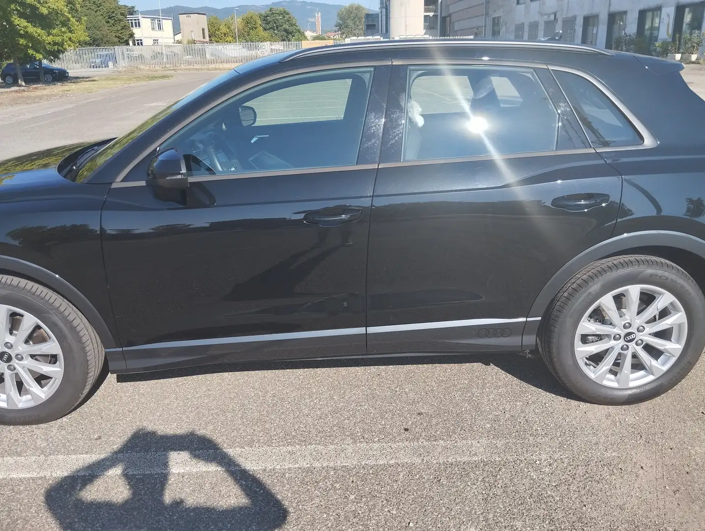Audi Q3 Чорний - 2