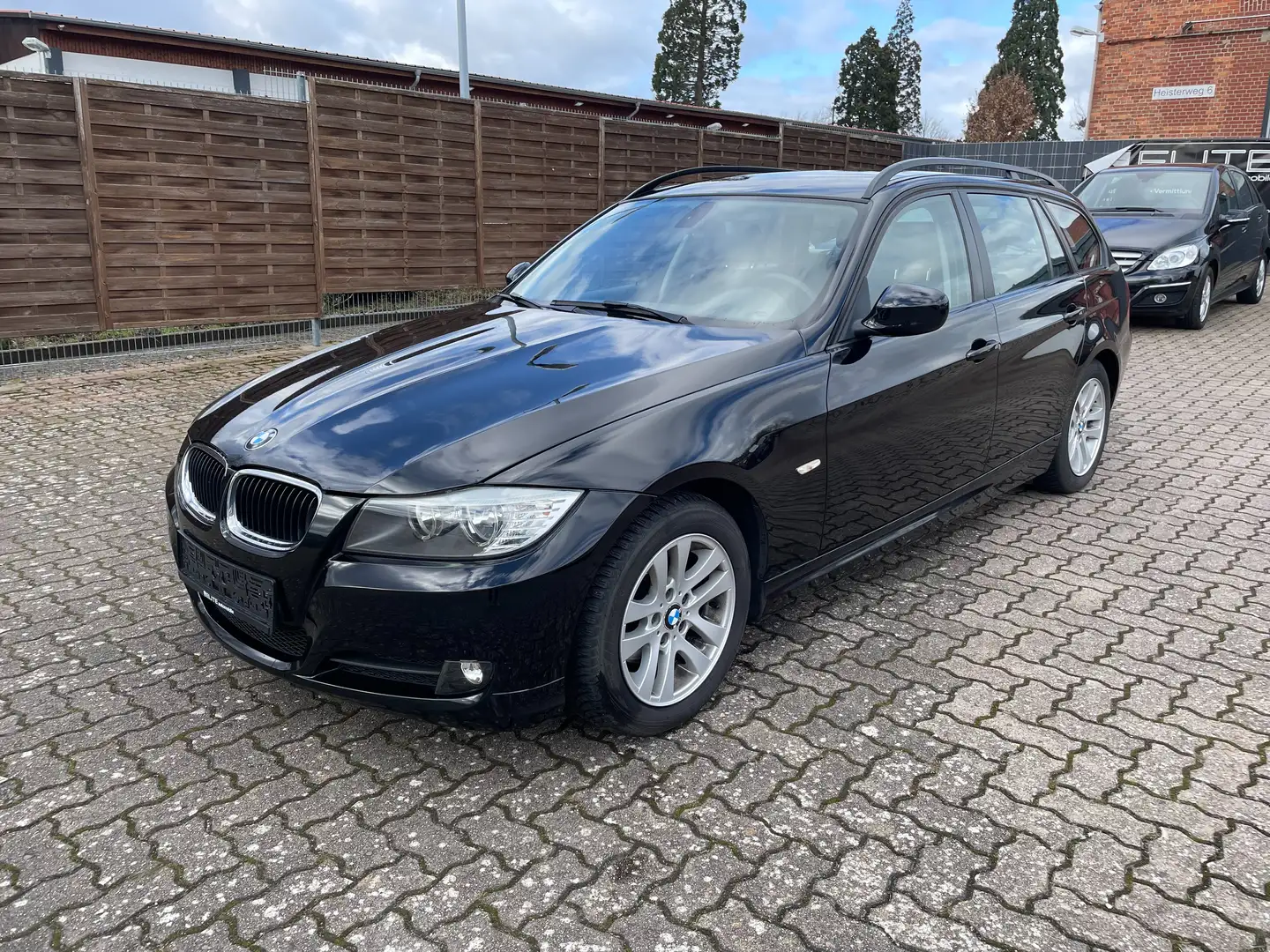 BMW 318 i Touring Klima/Tempomat/SHZ/ALU Schwarz - 1