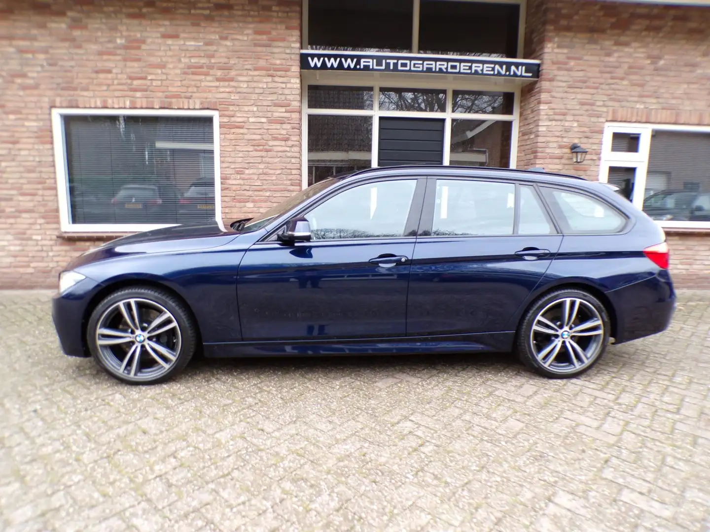 BMW 335 3-serie Touring 335d xDrive M Sport Edition Albastru - 2