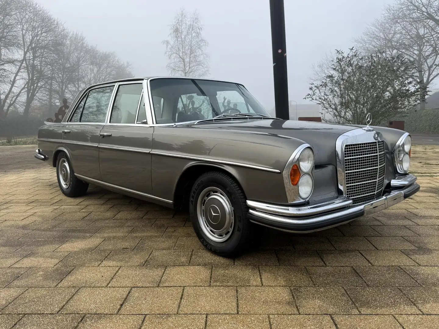 Mercedes-Benz 300 300SEL 6.3-V8 Grau - 2