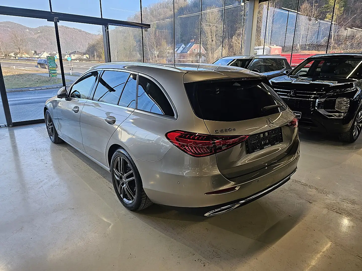 Mercedes-Benz C 220 d T 4Matic Aut. Grau - 2