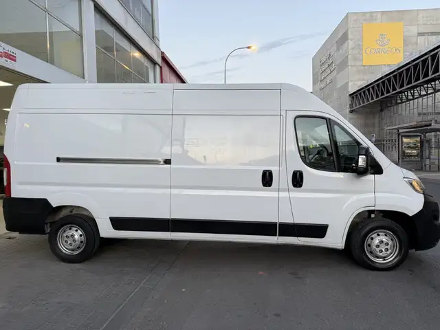 Opel Movano view 4