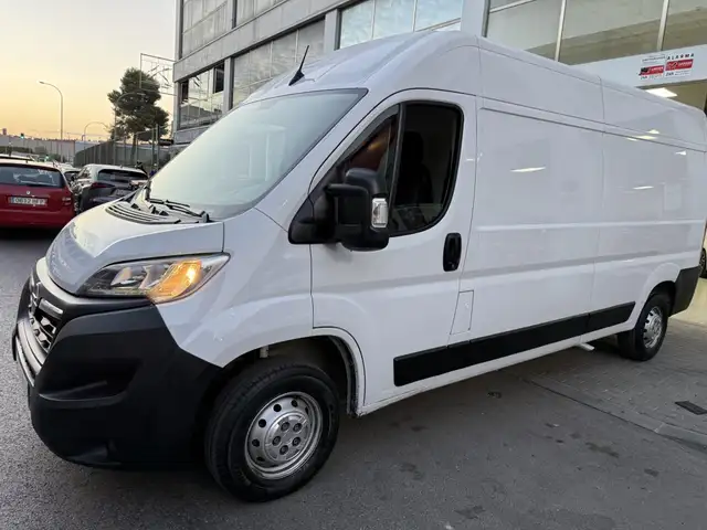 Opel Movano view 2