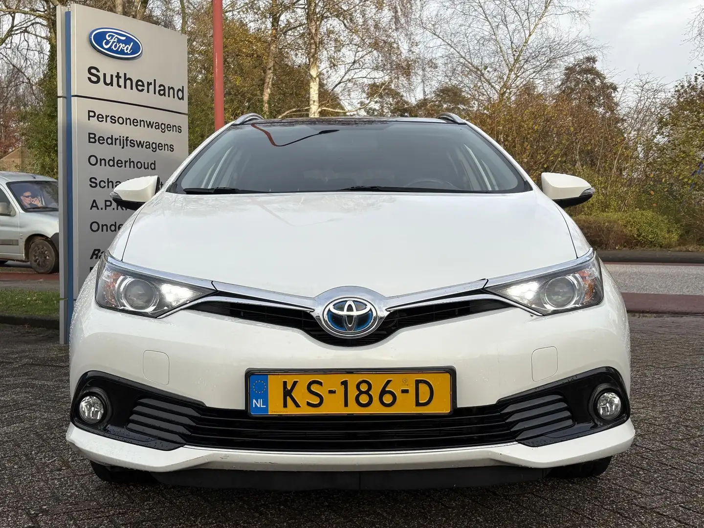Toyota Auris 1.8 Hybrid Trend 136pk Automaat | Trekhaak | Pano Wit - 2