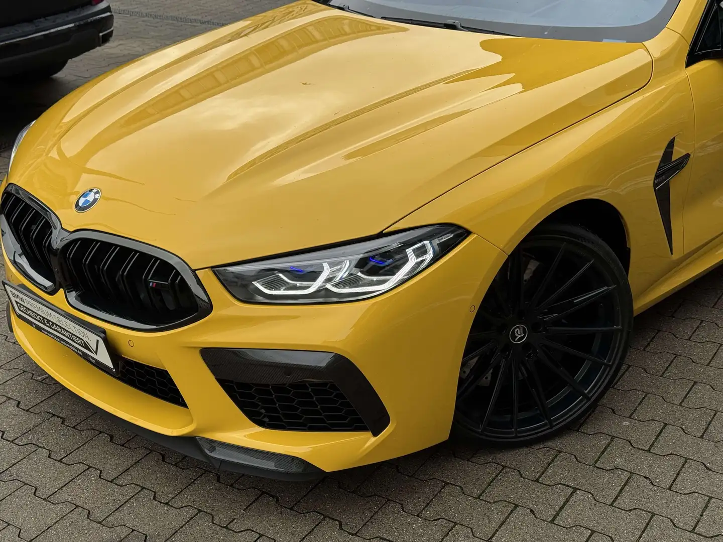 BMW M8 Competition Coupé xDrive M Drivers Carbon B&W Gelb - 2