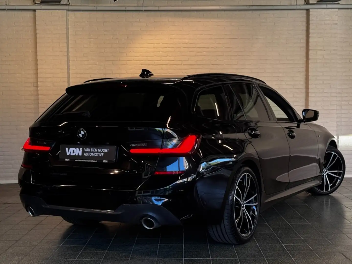 BMW 318 Touring 318i High Executive M-Sport Leder Head Up Zwart - 2