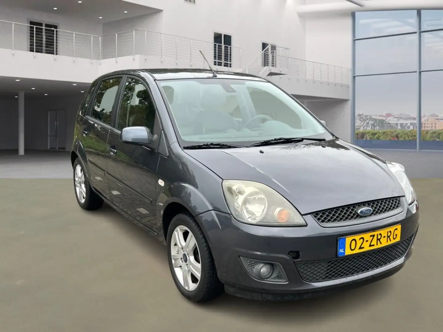 Ford Fiesta 1.3-8V Futura XL/ LAAG KM/ ZEER NETJES/ VELGEN Grau - 2