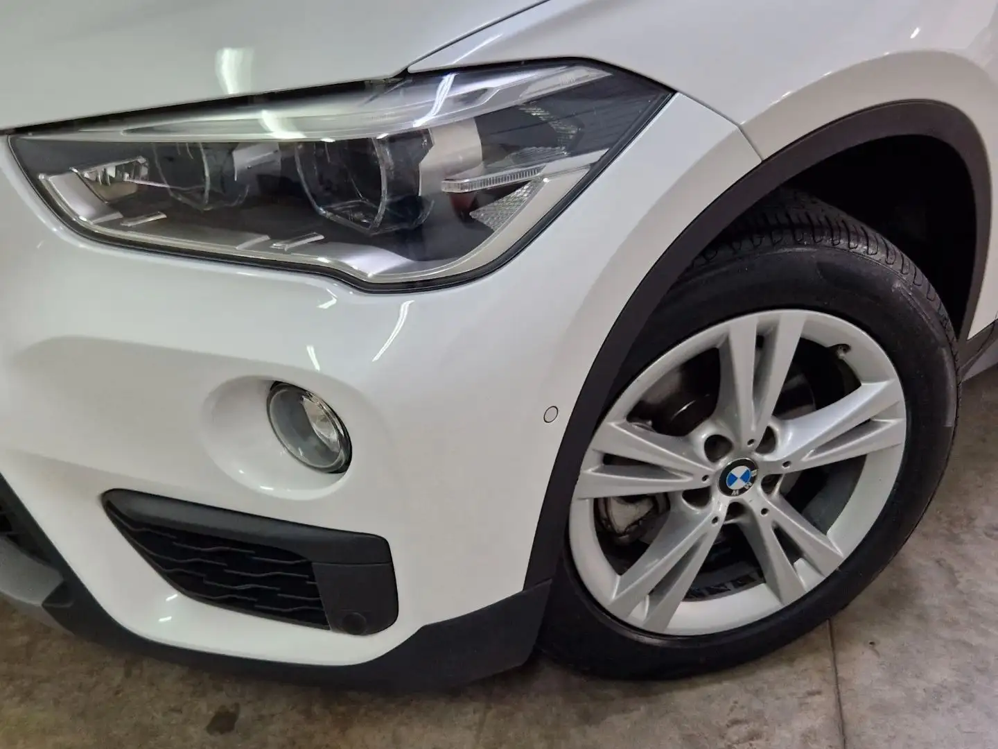 BMW X1 sDrive 18d Weiß - 2