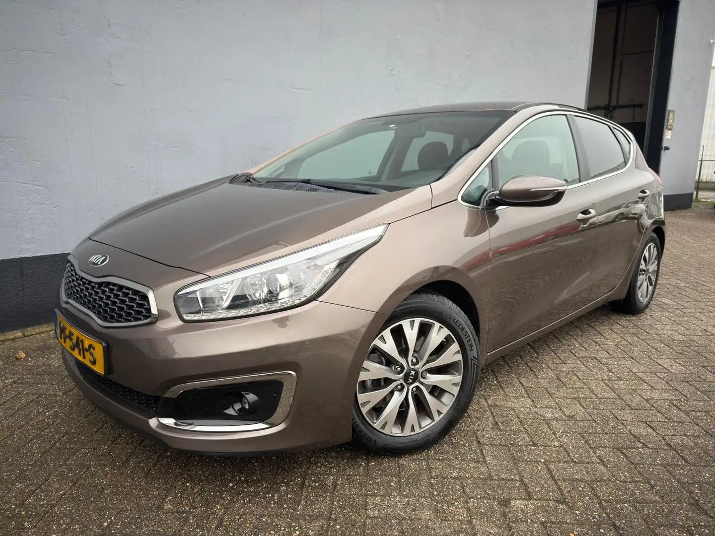 Kia Ceed / cee'd 1.6 GDI DynamicLine Brun - 1