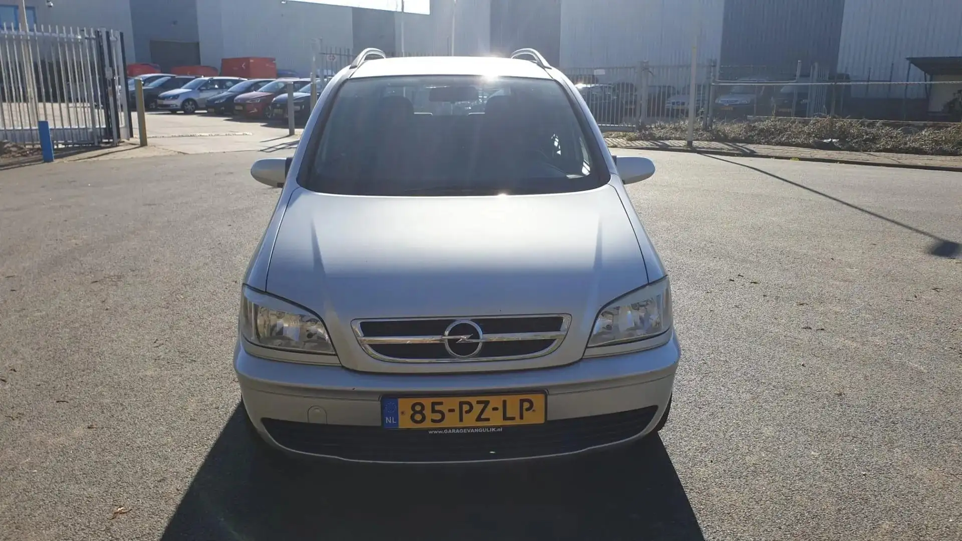 Opel Zafira 1.6i-16V Comfort APK TOT MEI 2026 Grijs - 2