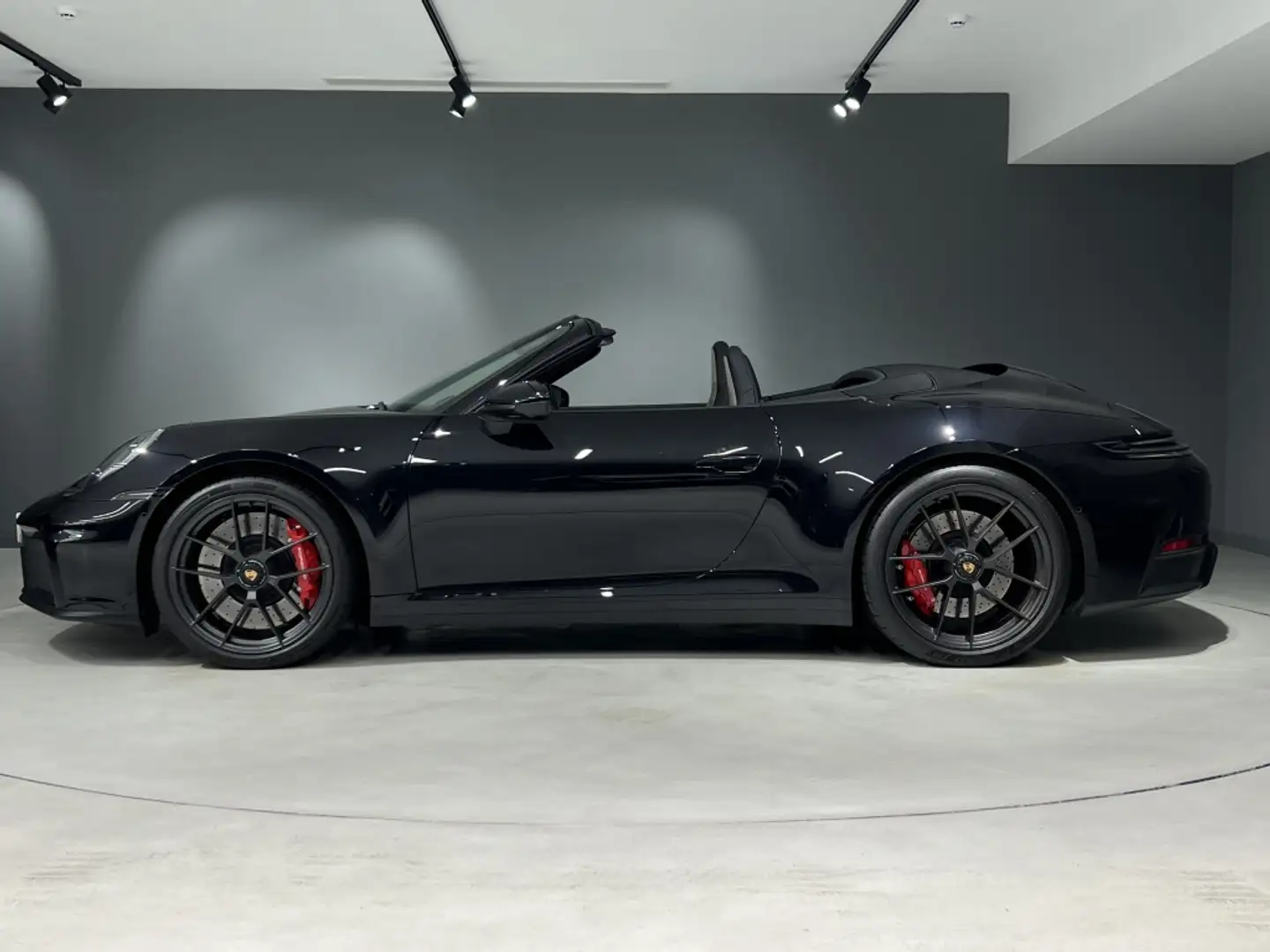 Porsche 992 Carrera 4 GTS Cabriolet Negro - 2
