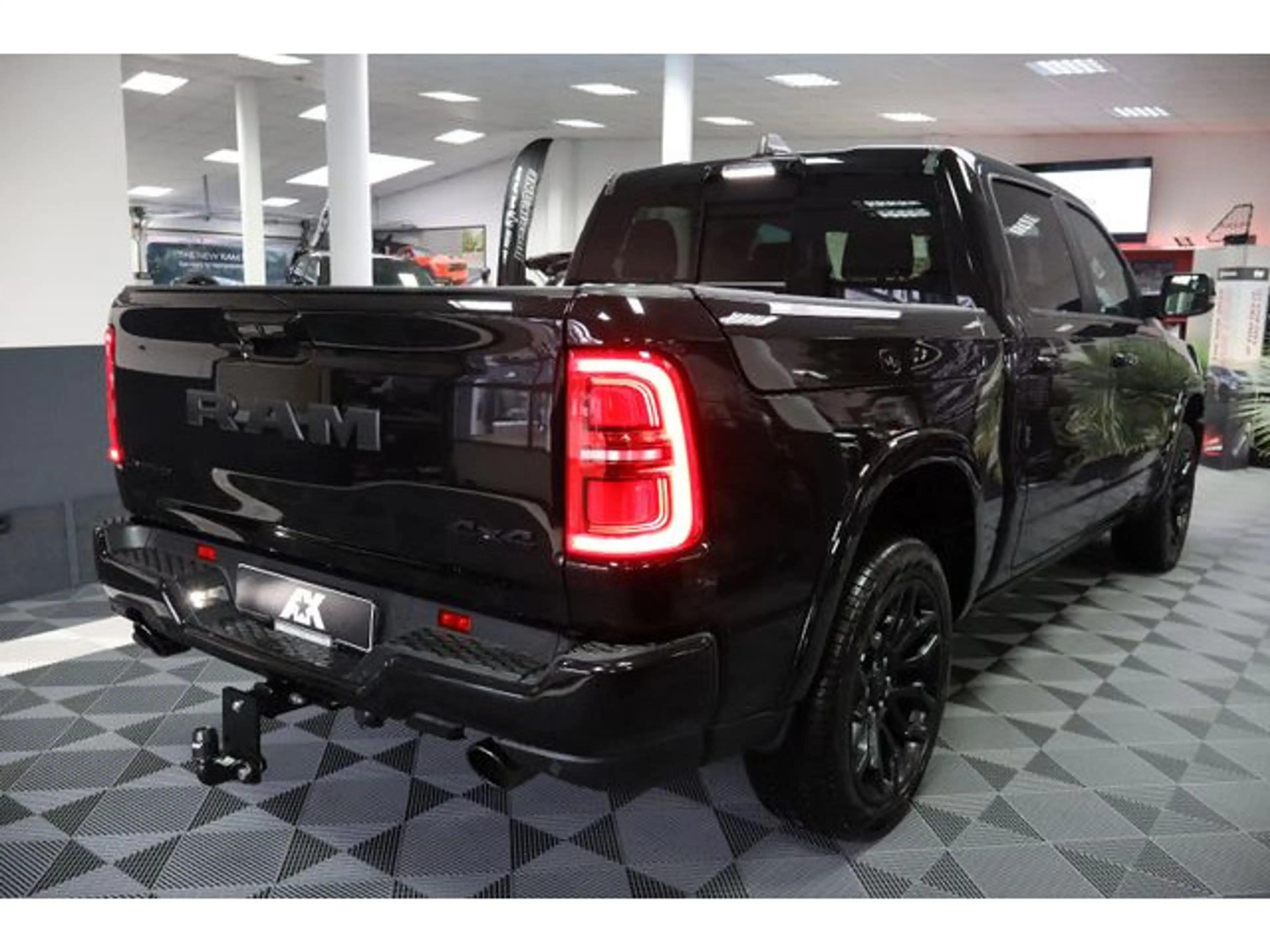 Dodge RAM Limited Night PANO HUD LUFTFEDERUNG NAVI — photo 8