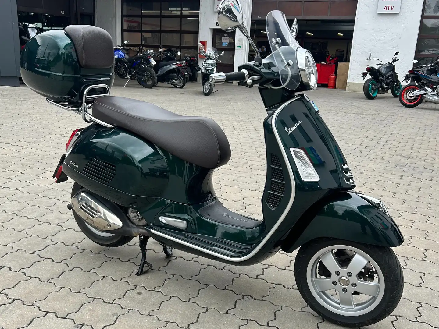 Vespa GTS 300 Verde - 1