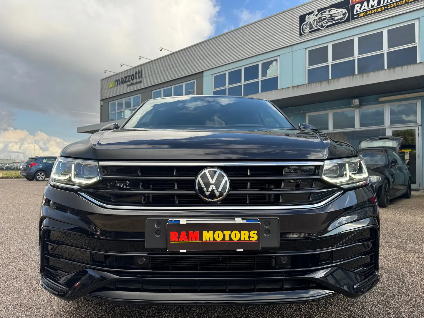 Volkswagen Tiguan Tiguan II 2021 2.0 tdi R-Line 150cv dsg Nero - 2