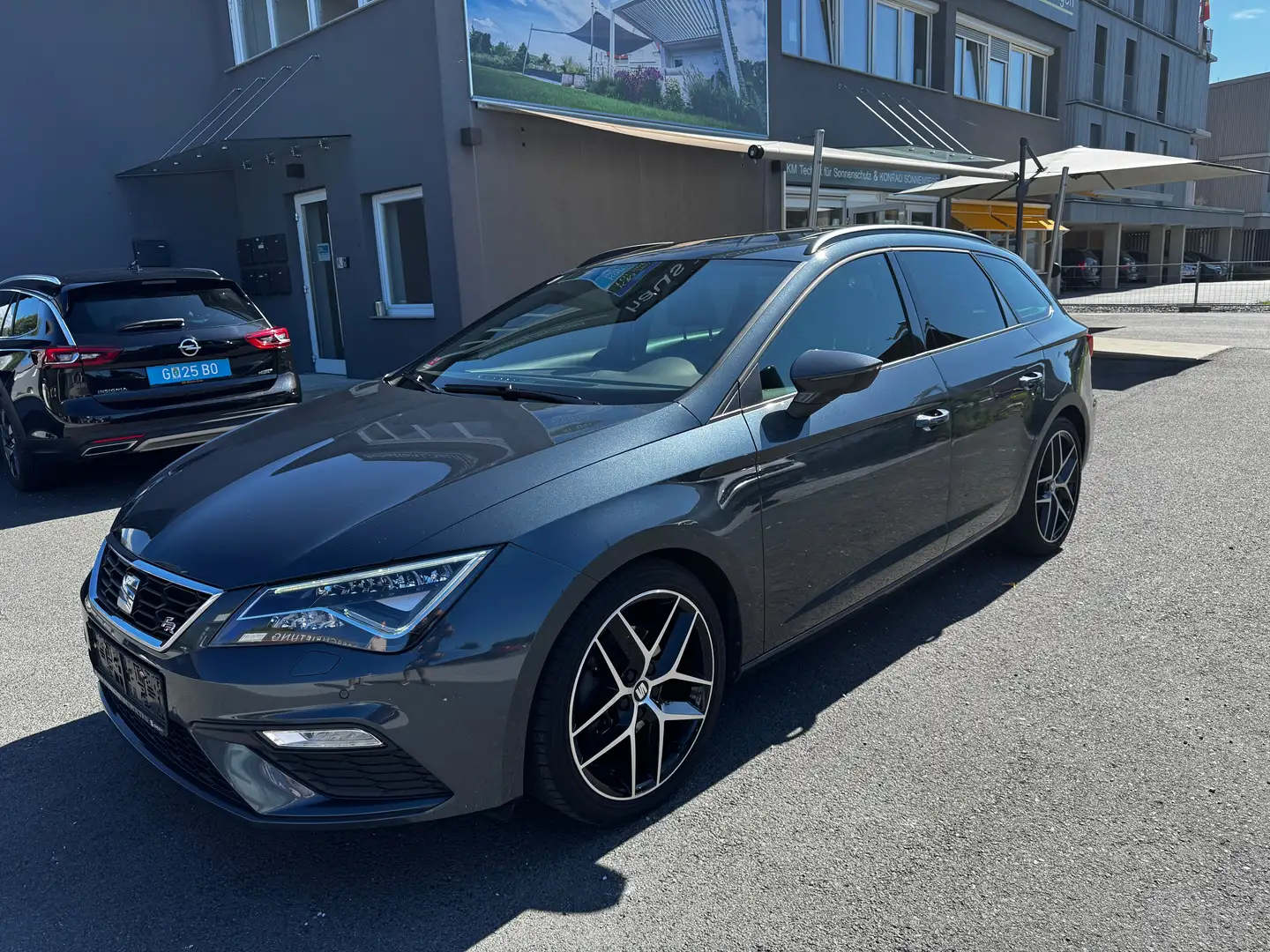 SEAT Leon ST FR Black-Edition Plus 1,5 TSI DSG *PANO uvm.* Gris - 1