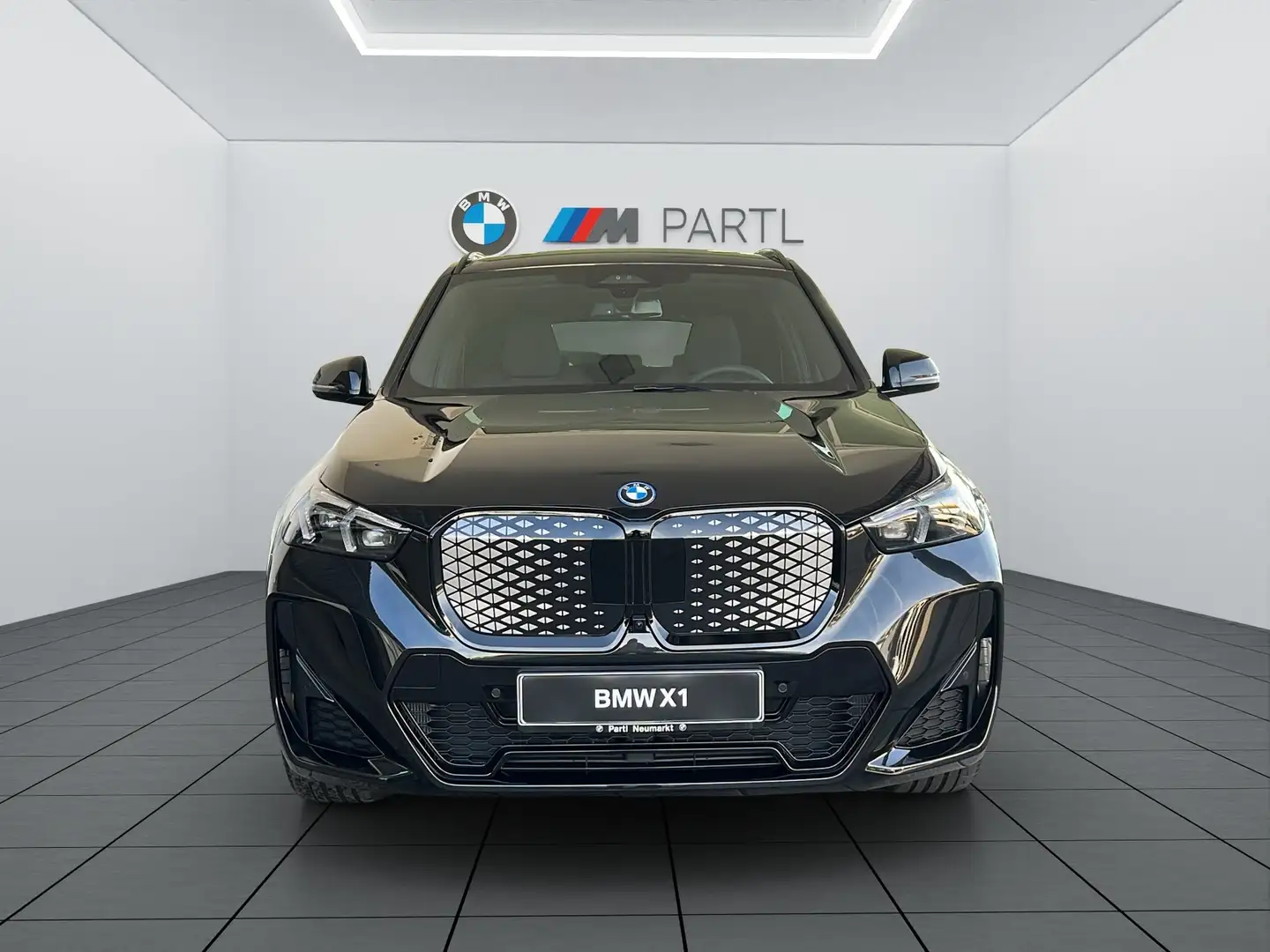 BMW iX1 eDrive20 M-Sport-Pro PANO AHK ACC 360° HUD Zwart - 2