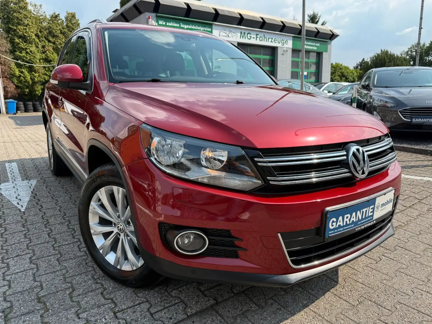 Volkswagen Tiguan Sport & Style 4Motion AUTOMATIK PDC AHK Rood - 1