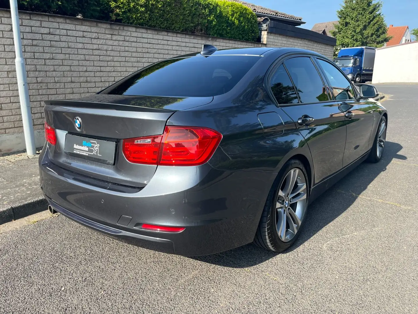 BMW 318 d Limousine SPORT LINE Navi Xenon PDC Sitzhz Šedá - 2