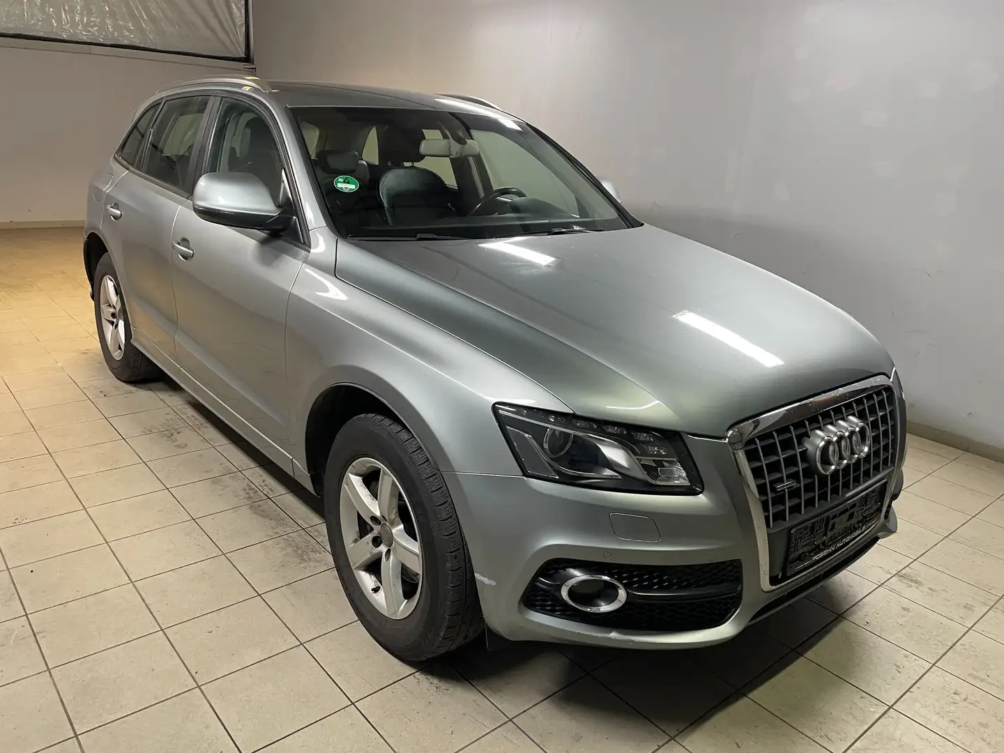 Audi Q5 2.0 TFSI 132 kW quattro S Line Grau - 2