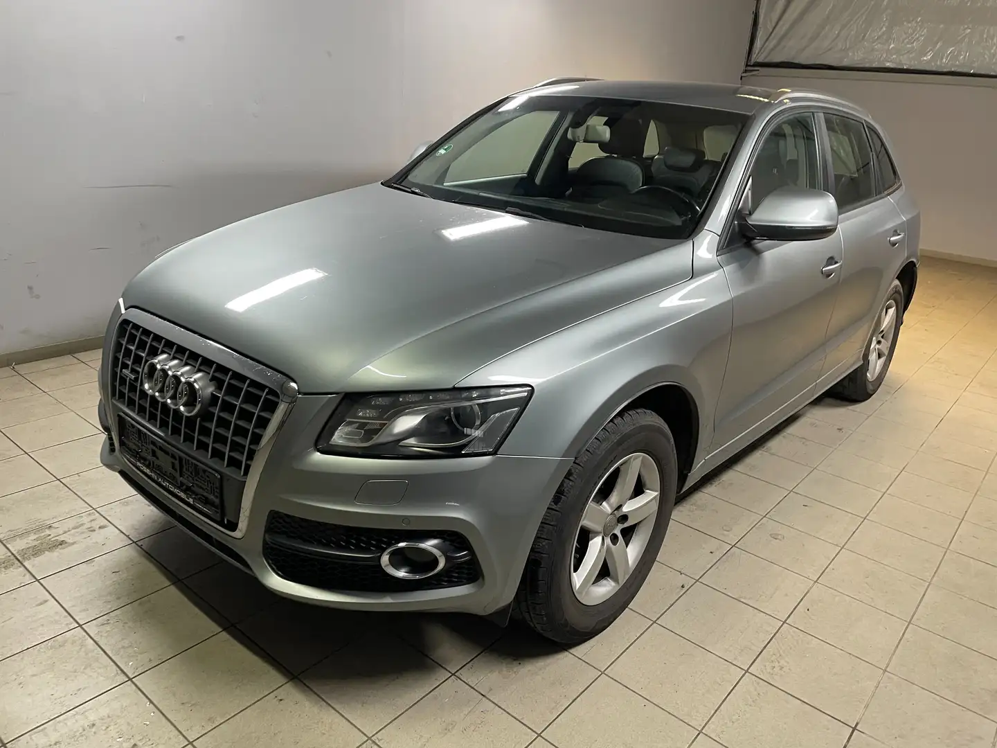 Audi Q5 2.0 TFSI 132 kW quattro S Line Grau - 1