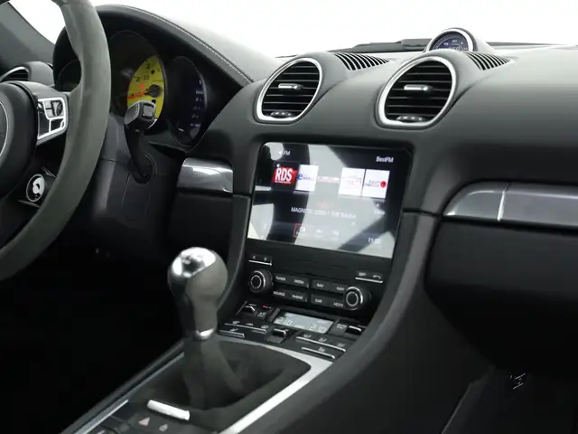 Porsche Cayman view 8