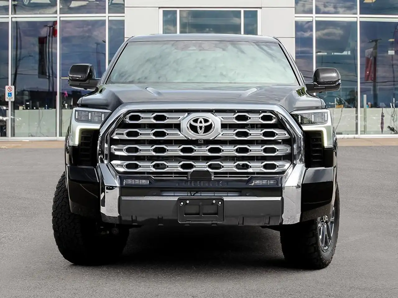 Toyota Tundra снимка Toyota Tundra